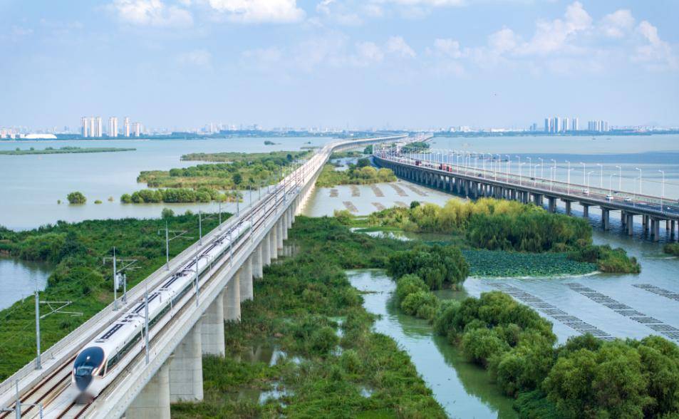 人勤春来早,奋进正笔.