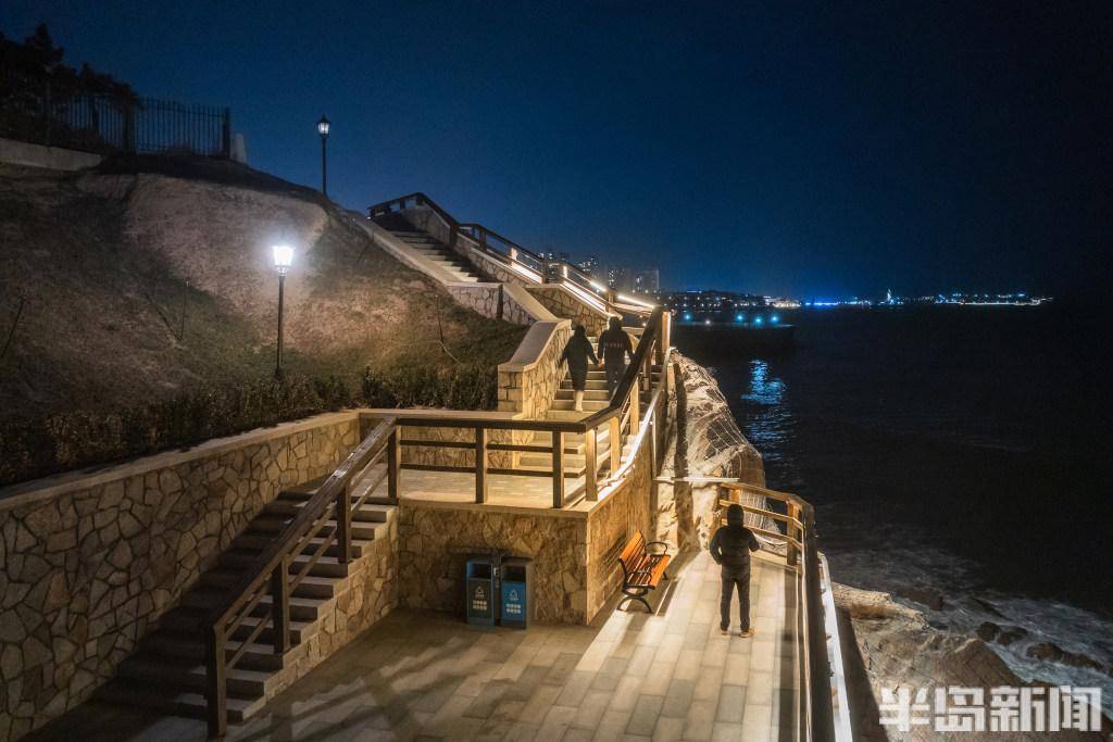 光影勾勒海岸线,点亮城市新夜色_公园_青岛_人们