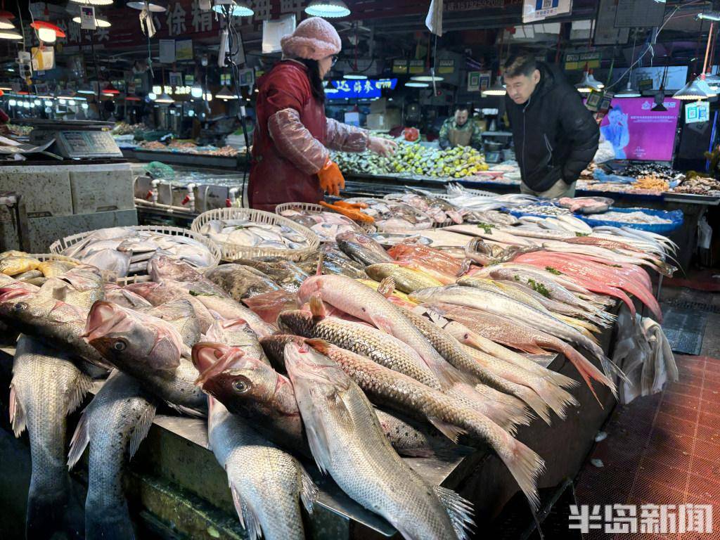 青岛市北区埠西市场里,这里的海鲜市场很热闹,商家在叫卖刚捕捞来的开