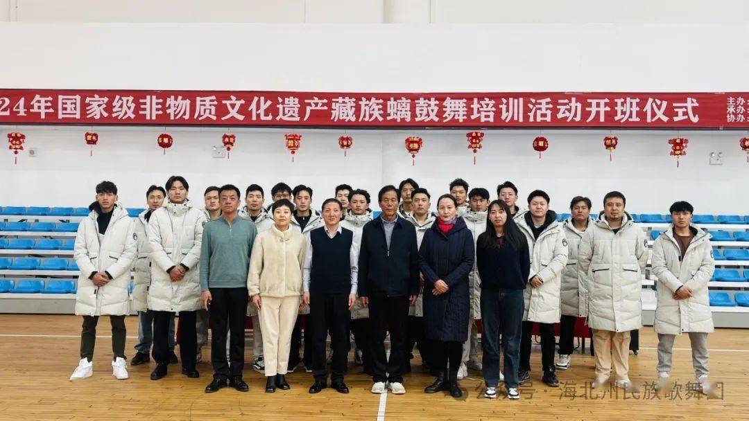 国家级非物质文化遗产项目藏族螭鼓舞的代表性传承人道吉才让老师授课