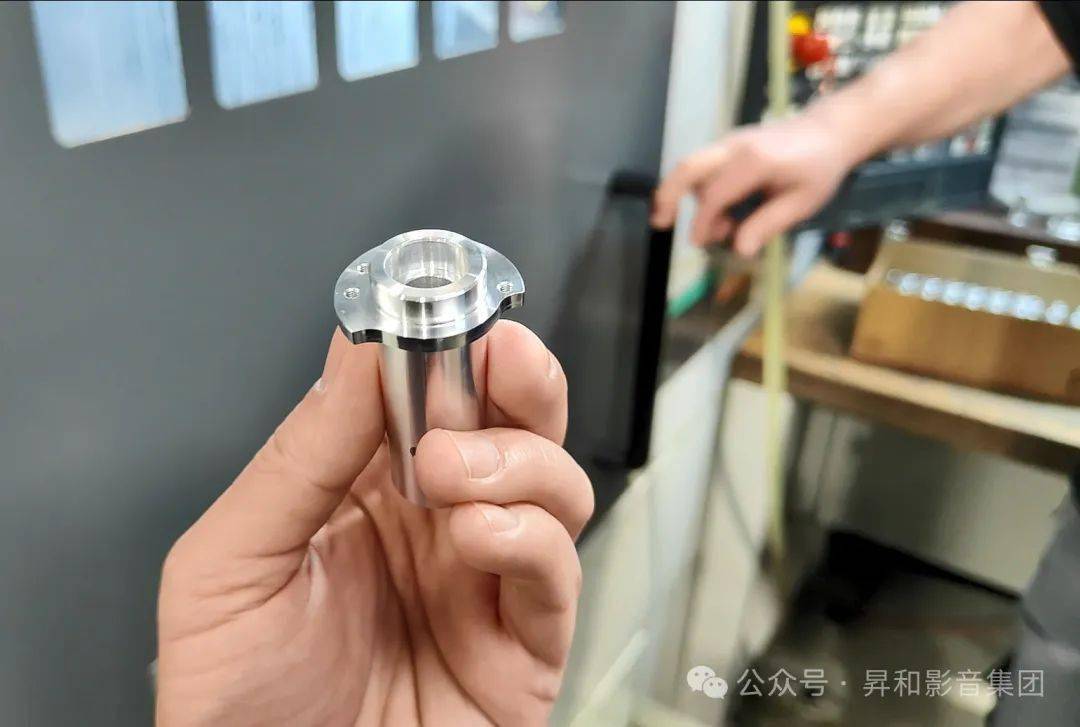 轴承的含油黄铜内套胚料,工人通过机器将内套压进前面制造的铝制外套