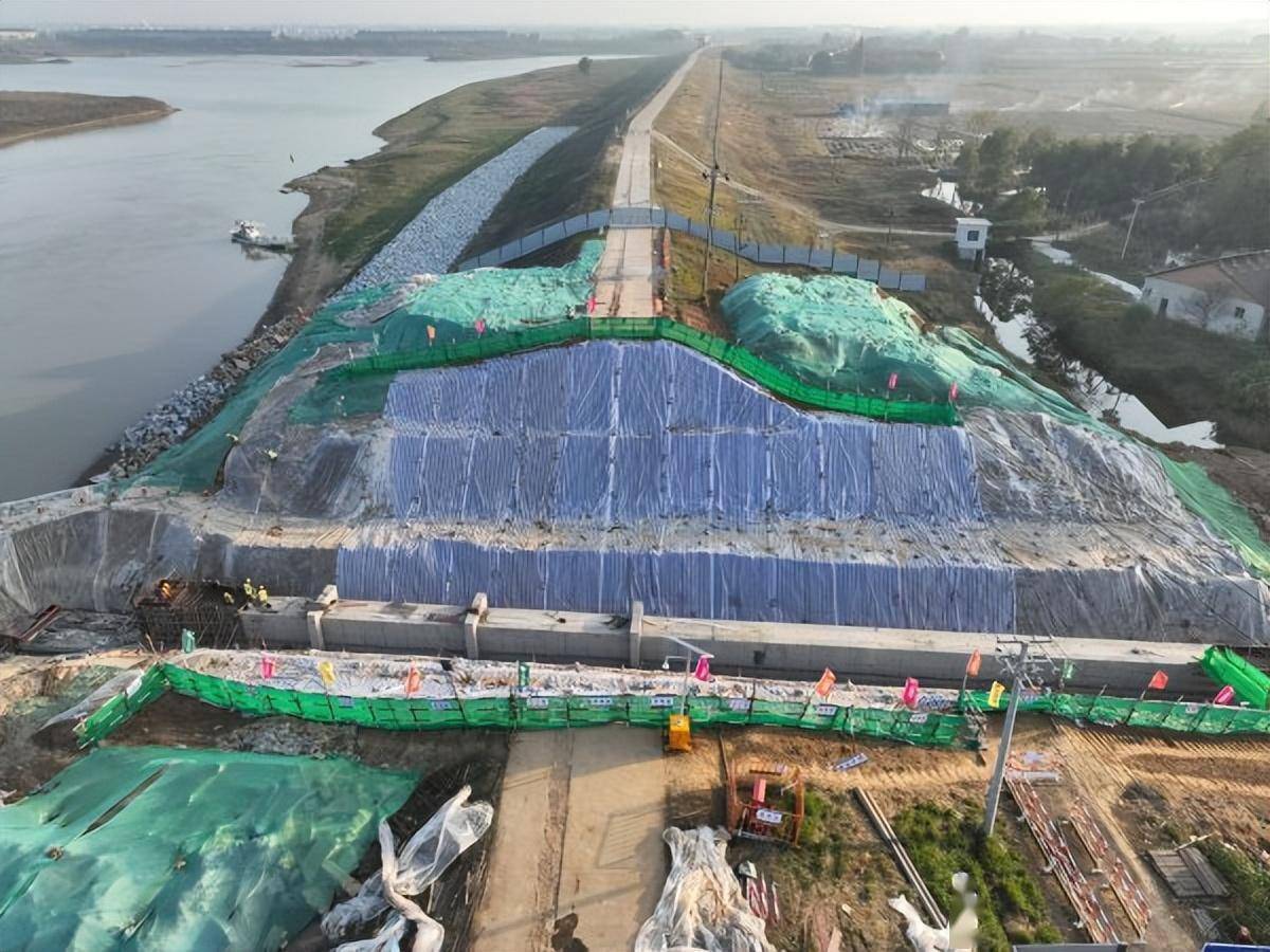 2024年1月18日,位于澧县的洞庭湖加固工程松澧垸羊湖口施工现场,一派