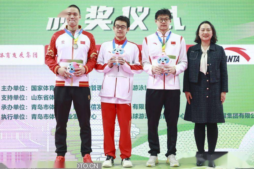 冠军罗名钰,季军刘芮雪在女子100米自由泳颁奖仪式上(左起)亚军胡翔宇