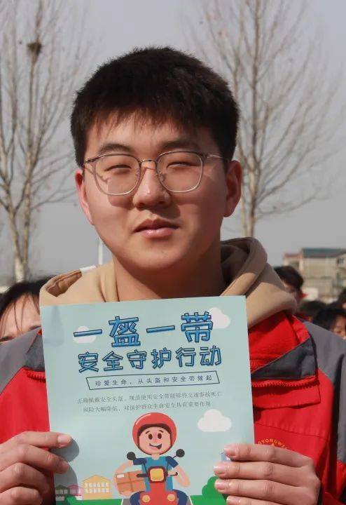 平安校园头等大事幸盔有你永威高中一盔一带交通安全主题教育