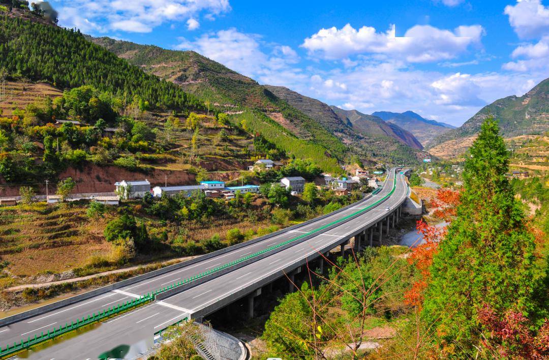 史海翻腾横纹密,江河噫嘘月影浮.山阻水隔行路难,此中通道古来述.