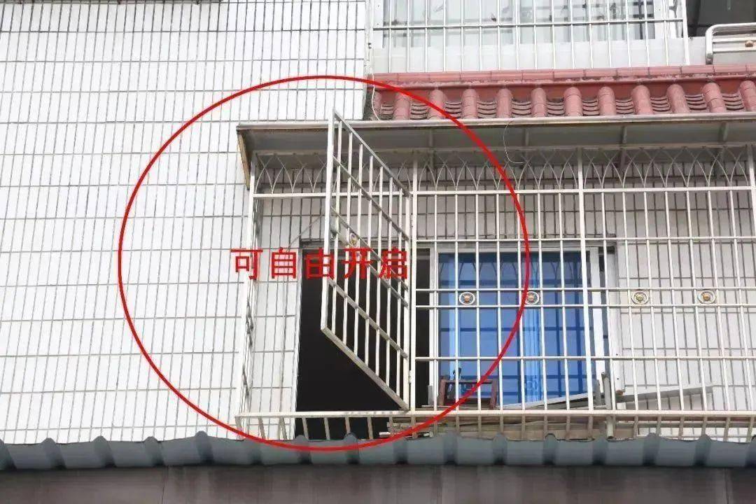 8米建议安装带有逃生门的防盗窗如果居民家中确实需要安装防盗窗敲