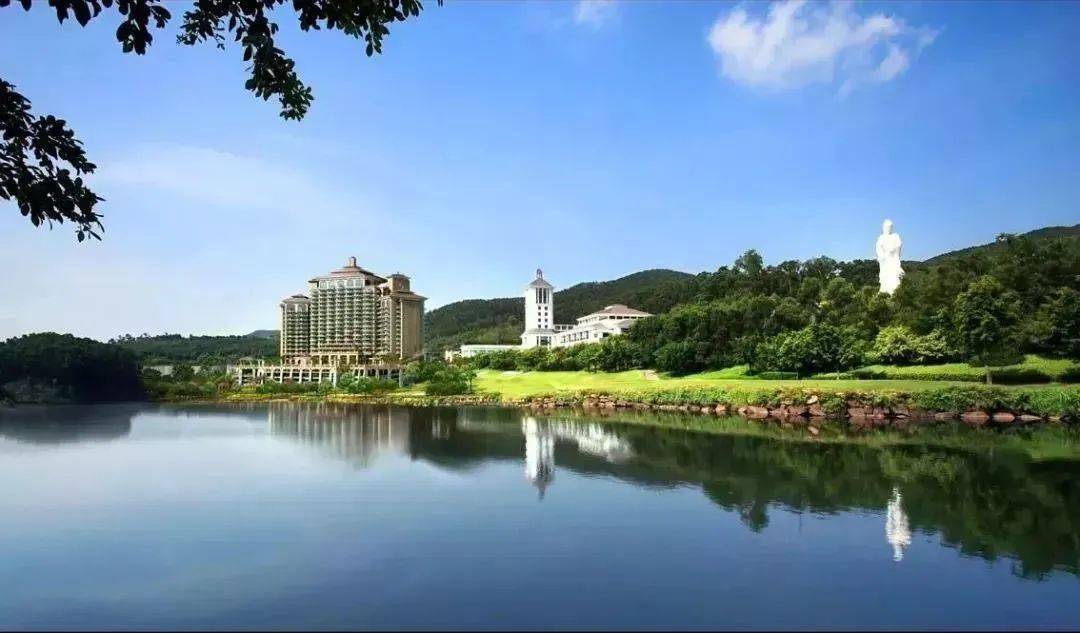 东莞两界的观澜湖酒店位于的国家aaaaa级旅游度假区内所及之处尽是青
