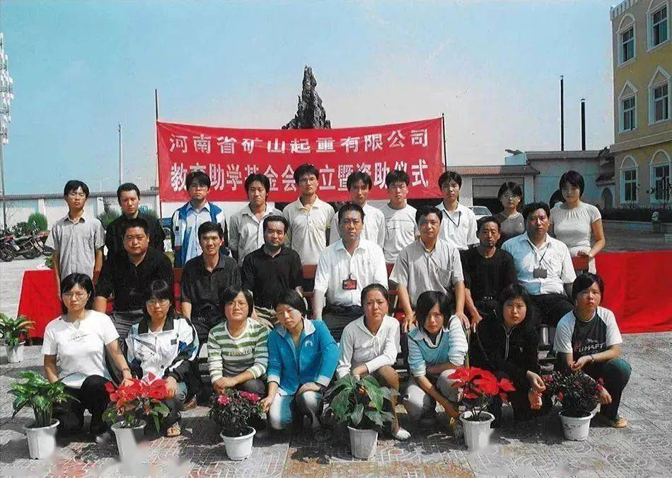 "年终奖狂发1个亿,员工数钱手抽筋",这个河南老板比于东来还牛_崔培军