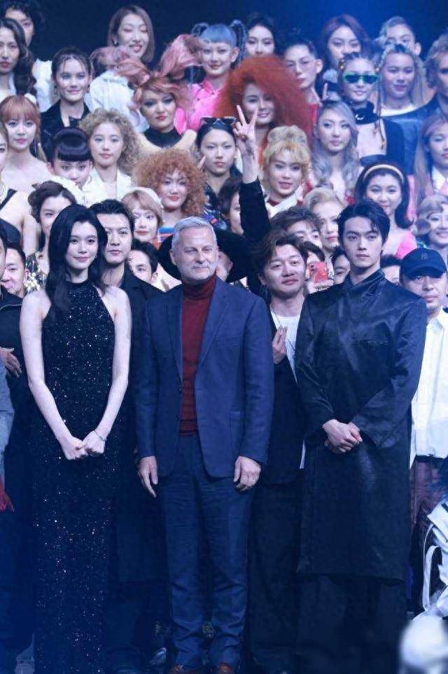 许凯黑色新中式长衫造型优雅矜贵 与奚梦瑶同框走秀超养眼_时尚_潮流