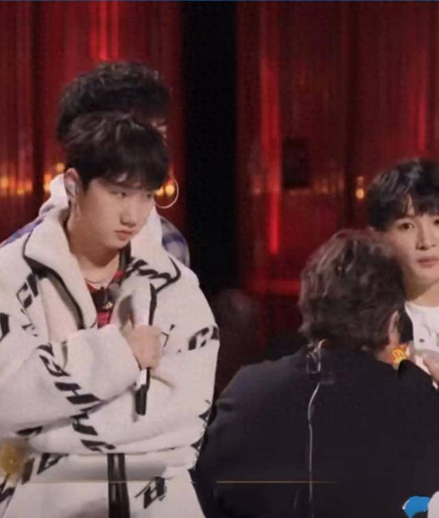 周深被韩红批评公众舆论热议双方反应