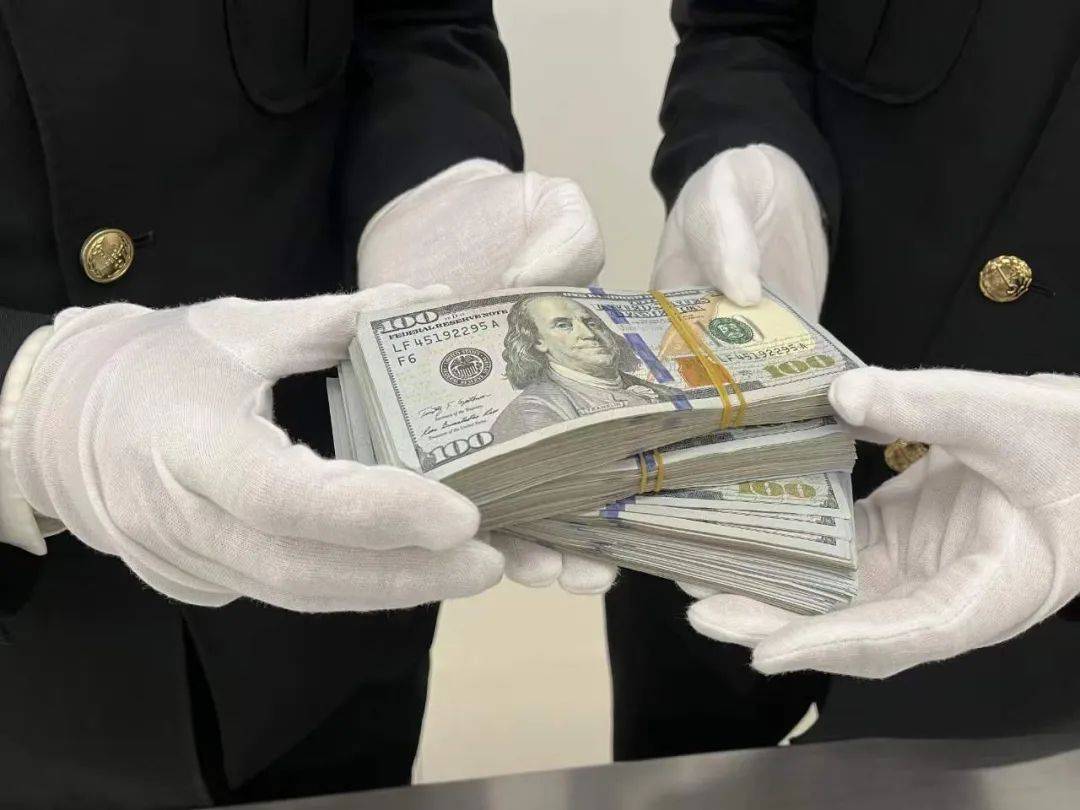 违规携带现金19.54万美元，一旅客在皇岗口岸被查_搜狐网