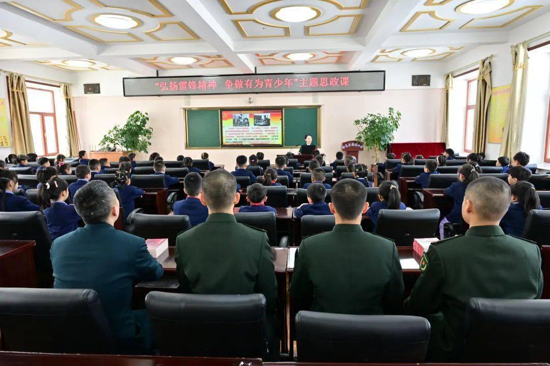 伊春军分区国防教育宣讲员为全市大,中,小学生讲"弘扬雷锋精神 争做有