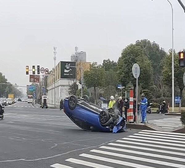 松江区一轿车“四轮朝天”翻倒路口_事故_蓝色_车辆