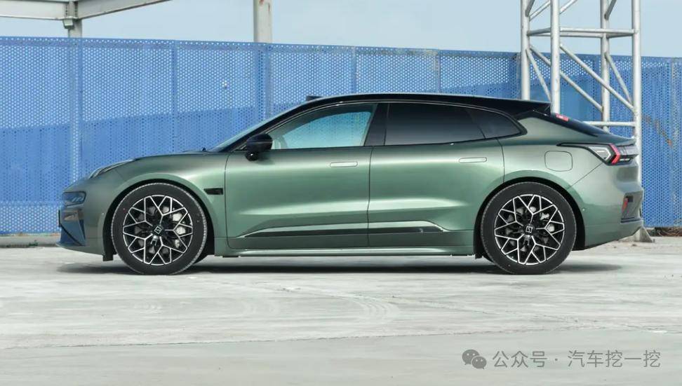 外观方面,全新吉利极氪001采用保时捷的风格,所以很多年轻人都冲着