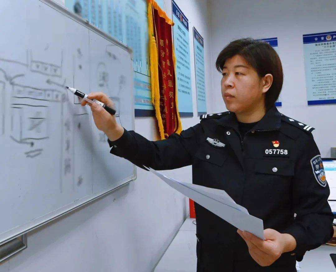 公交总队天安门站派出所 徐丽娜疏导人流,指引道路,为出站乘客送上