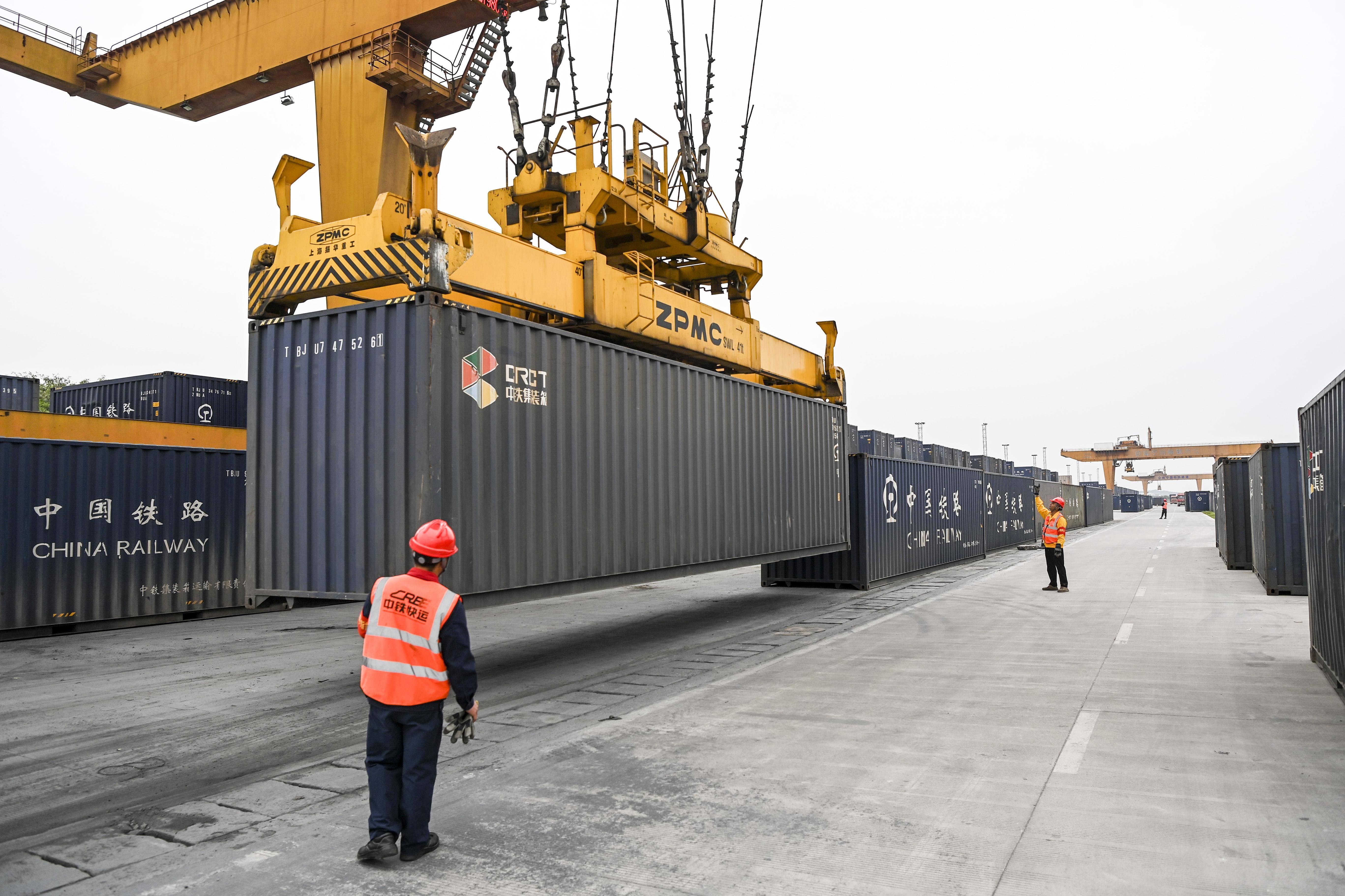 曹祎铭 摄3月8日,在南宁国际铁路港,电力铁塔专列发车(无人机照片)