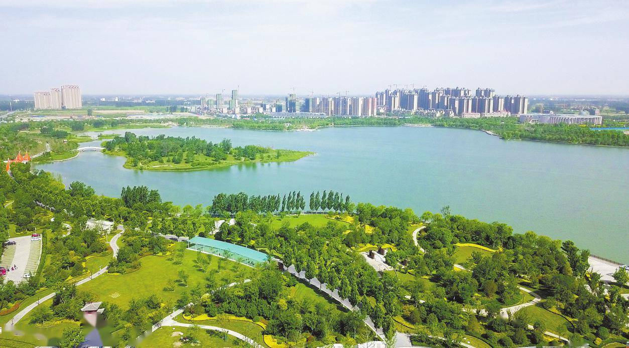 新乡市平原示范区凤湖水域实施制造业重点产业链高质量发展行动提升