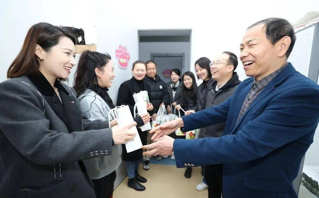 当天上午,陕师大实验小学"名校 "副校长李军,校长助理王娟,刘朦朦带领