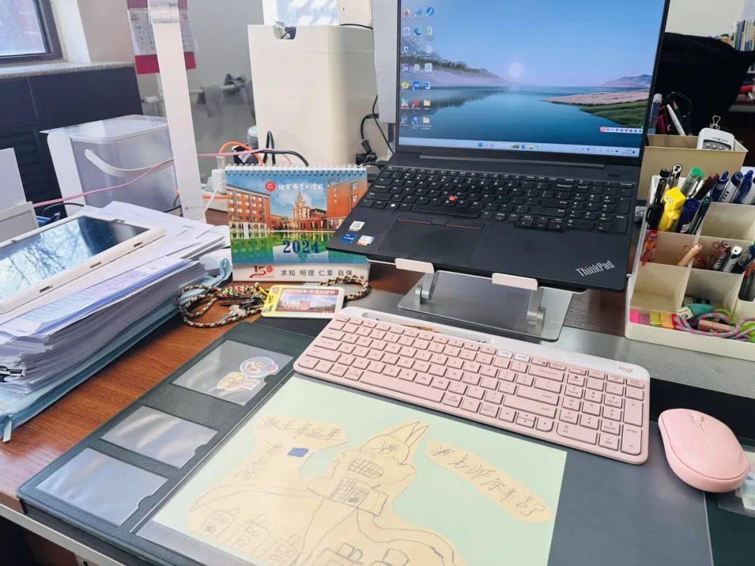 今天,一起看看校园里的"她"办公桌上的秘密