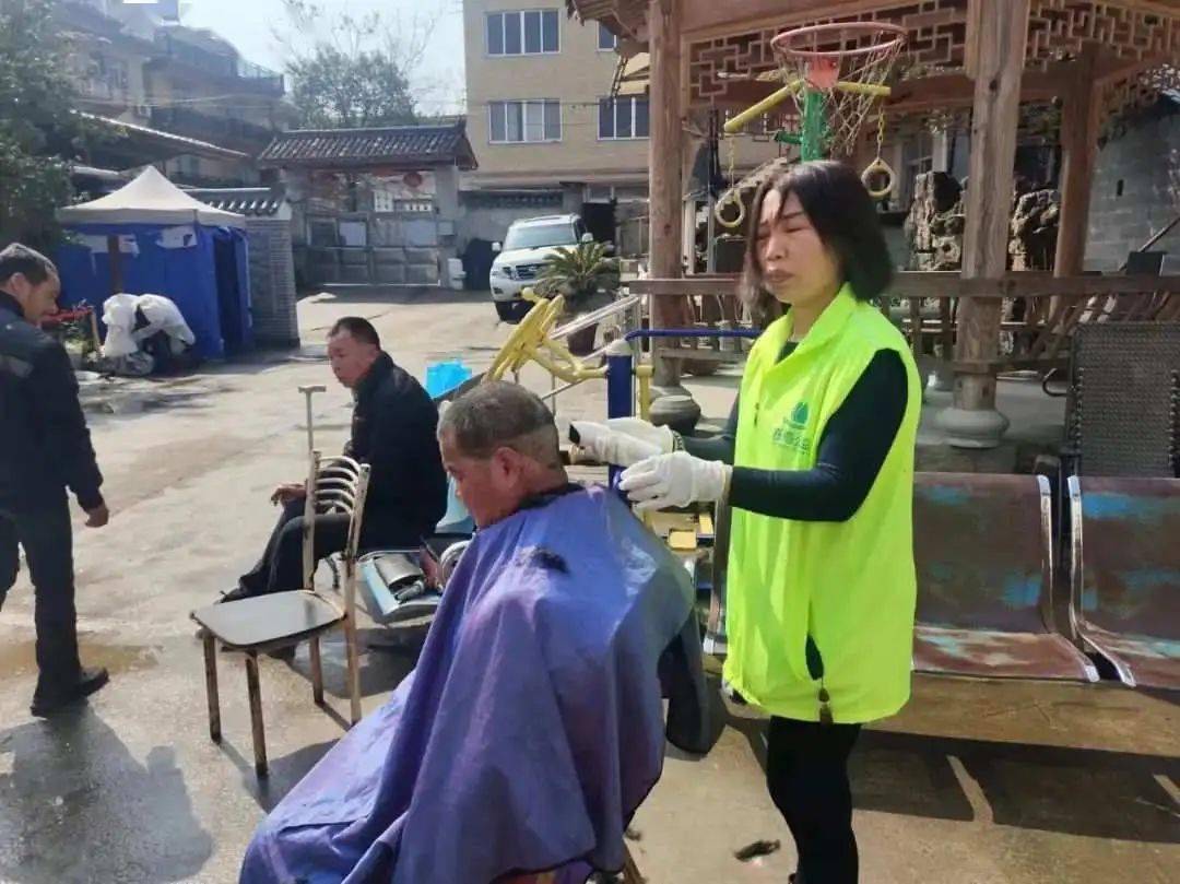 3月5日上午,春雨的志愿者们马不停蹄,赶赴黄岩宁溪的桃花源敬老院为