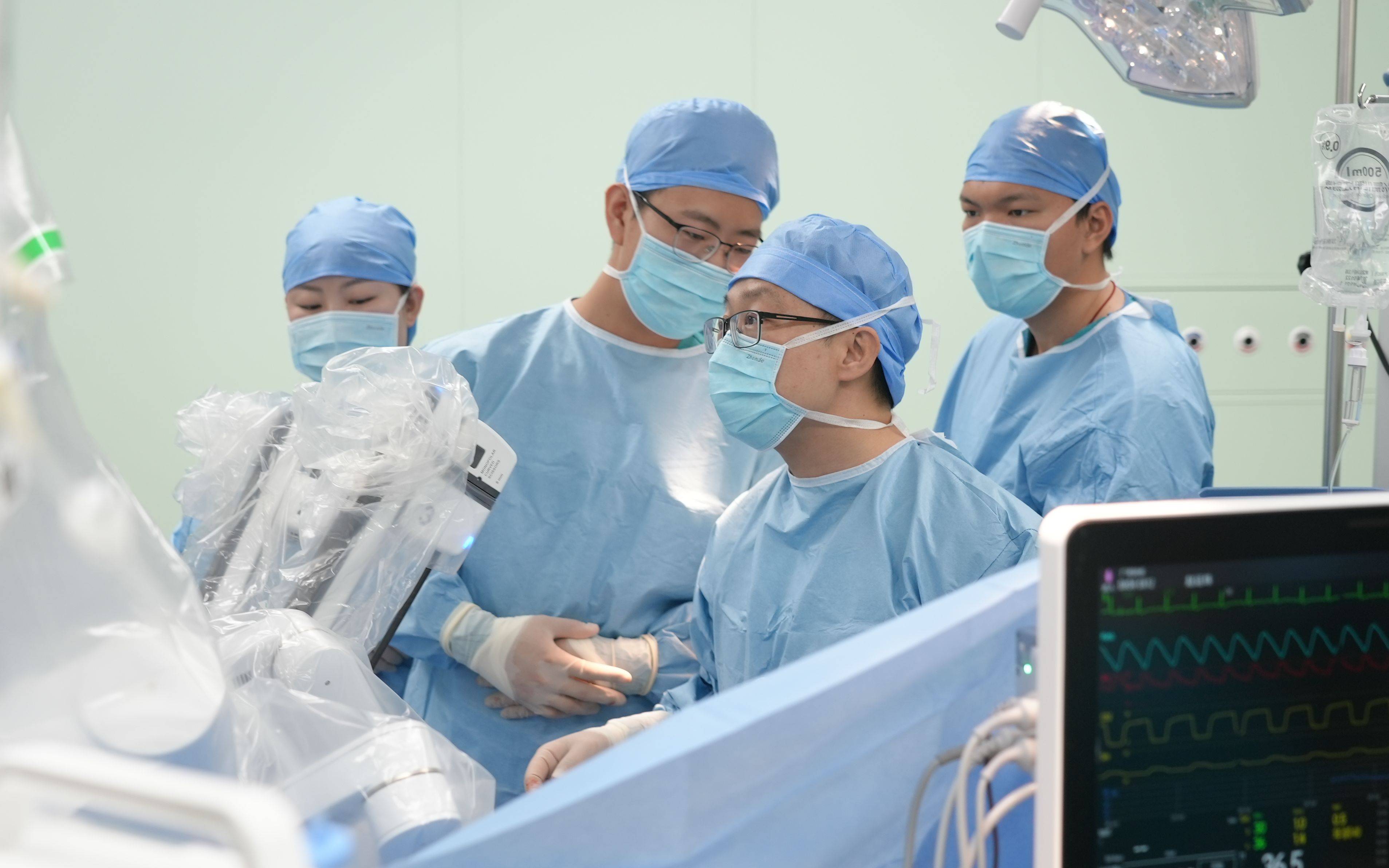 北京大学第一医院大兴院区中心手术室内,医生在用"达芬奇"手术机器人