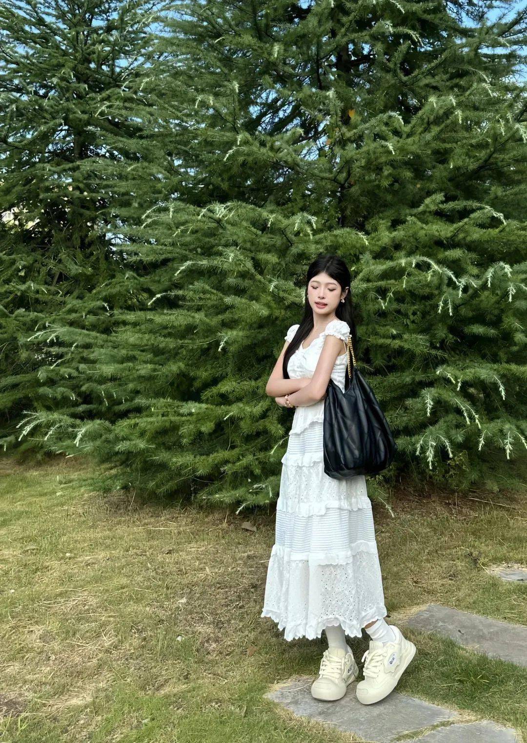 碎花裙球鞋吊带小白鞋王炸早春照着穿就对啦显瘦显高不挑人