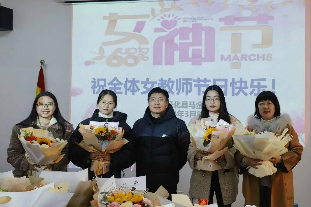 开化县华埠中学开展了一场解压大派对,活动现场气氛热烈,充满欢声笑语