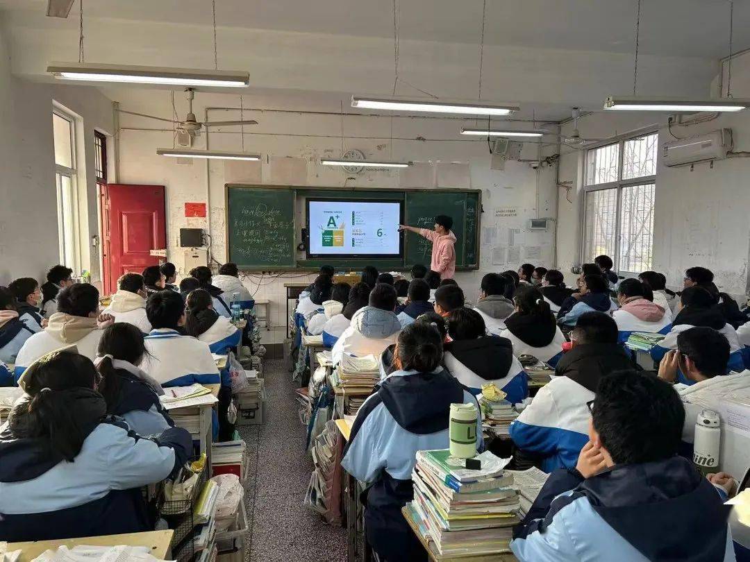 侯松波教授一行与特色小队成员宋东轩等共同组建了郑州中学回访队伍