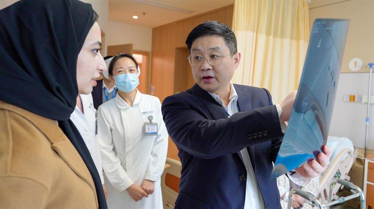 祖孙三代与中国结缘约旦婆婆在汉摆脱膝关节病痛