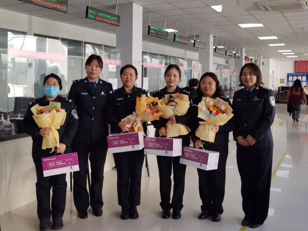 警察三八妇女节祝福图片