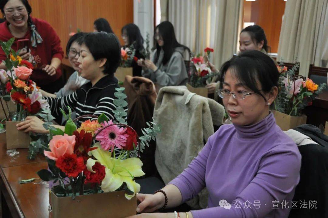 宣化区法院三月春风暖巾帼绽芳华