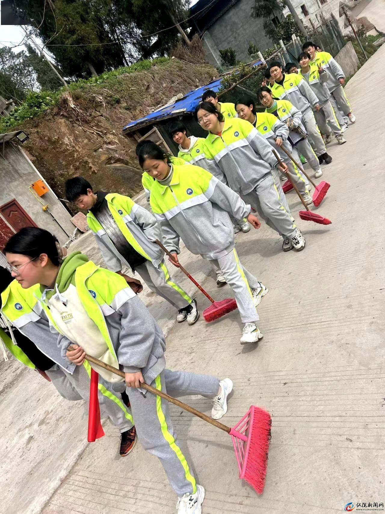 复兴中学学子走进敬老院开展志愿者服务活动