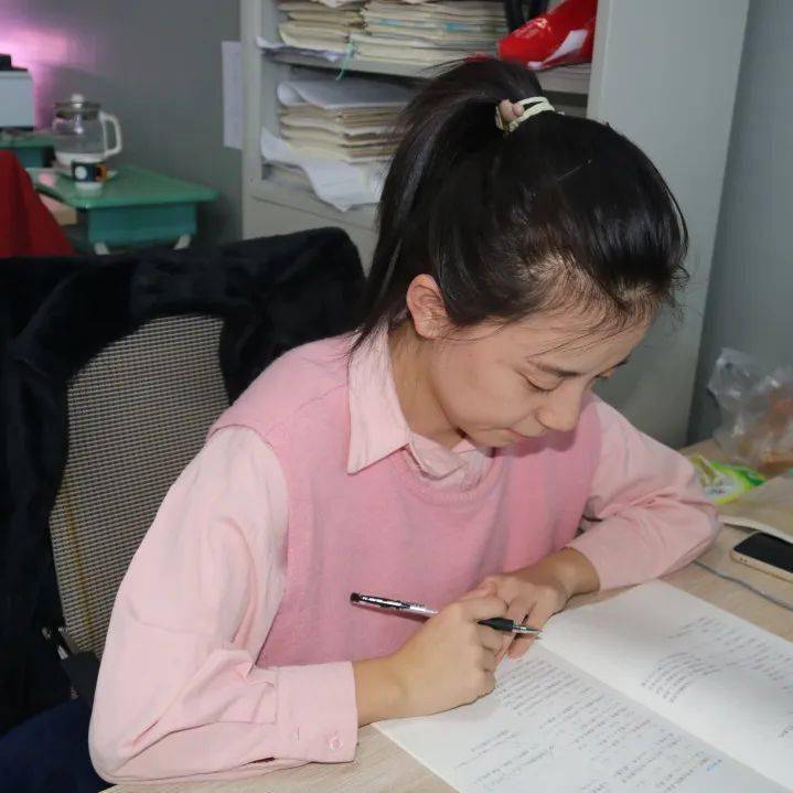 躬耕杏坛育桃李 春风深情染铅华---沙湾一中祝全体女教职工节日快乐