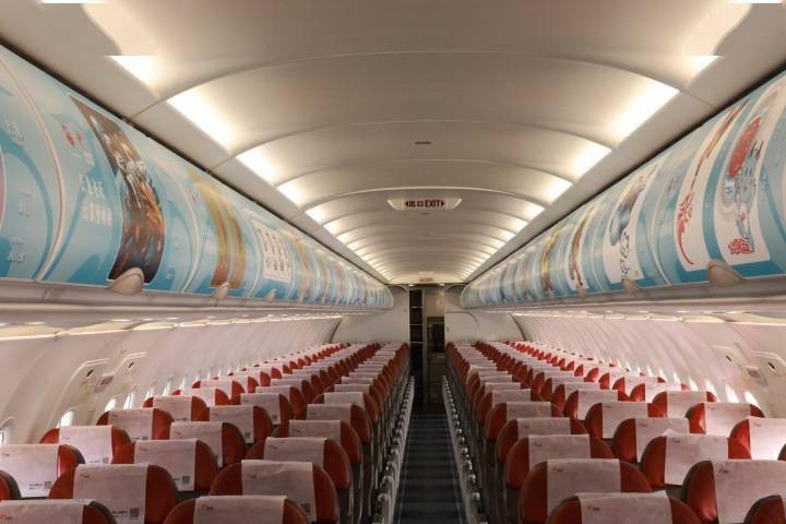 飞机客舱变成移动美术馆长龙飞天云端漫画展带来独特的空中漫画体验