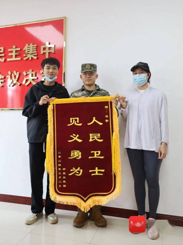 救救我弟弟女子大哭求救他衣服鞋子都没脱就下海救人