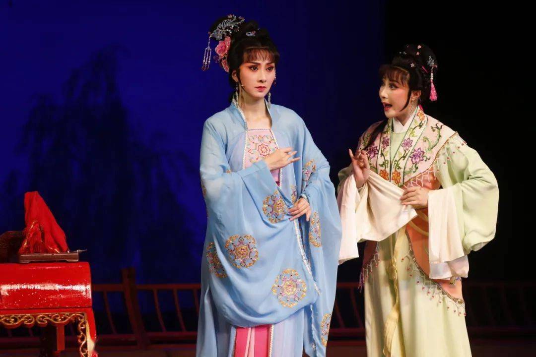 莺莺对赖简引起张生病倒深感内疚,同时抱怨张生不懂自己心事,于是欲以