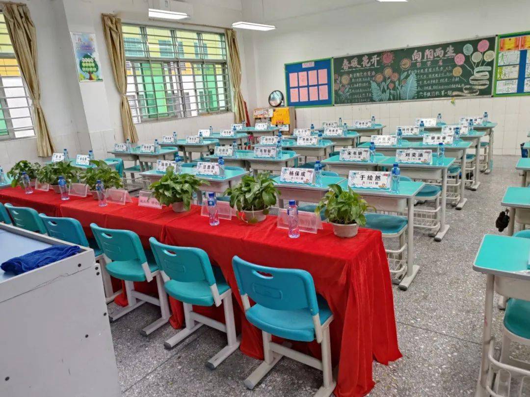 此次家长会学校高度重视,各班主任精心布置,干净整洁的教室,摆放整齐