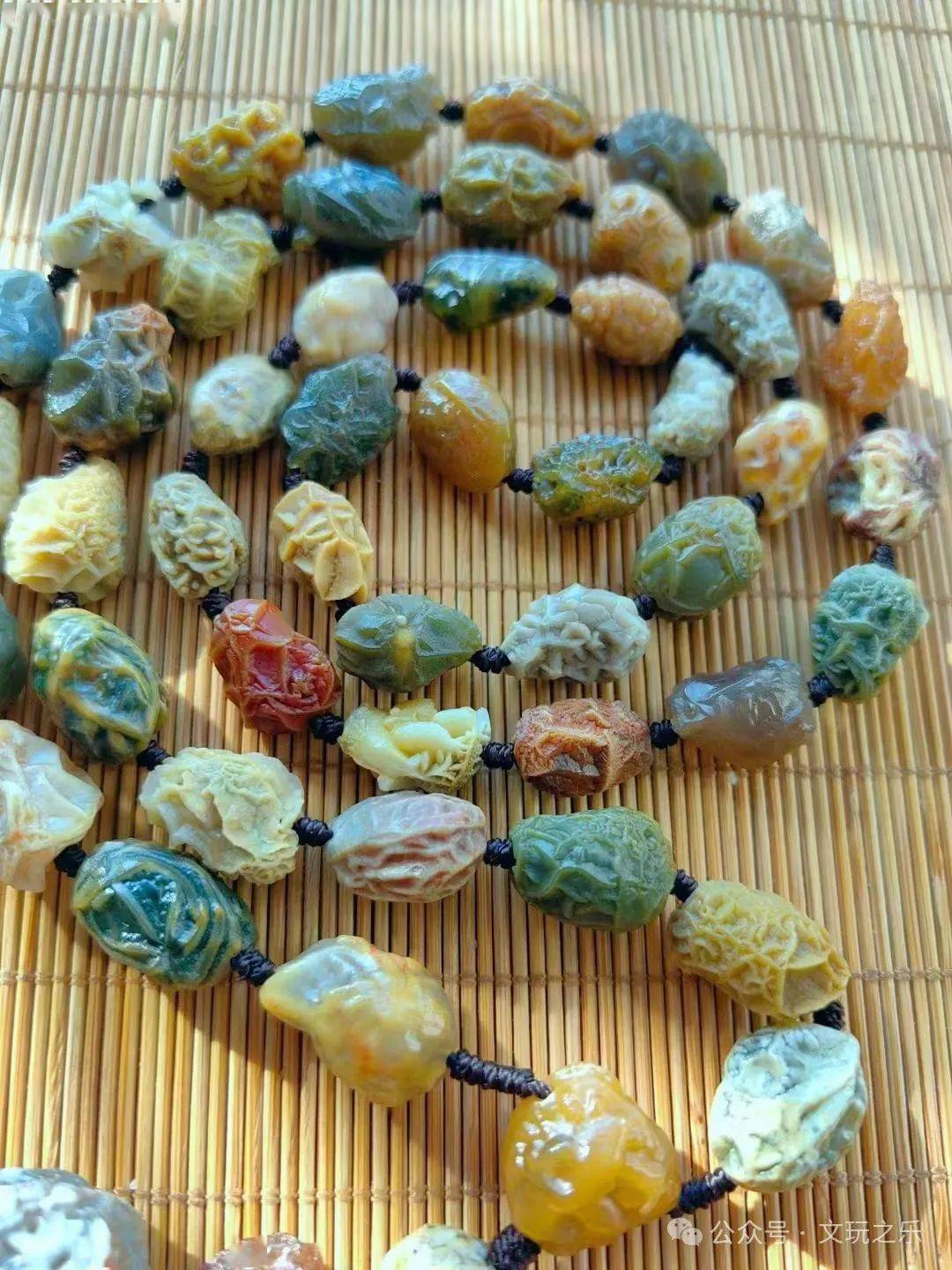 去阿拉善沙漠见到这种酷似经脉的石头一定收起来价格蛮贵的