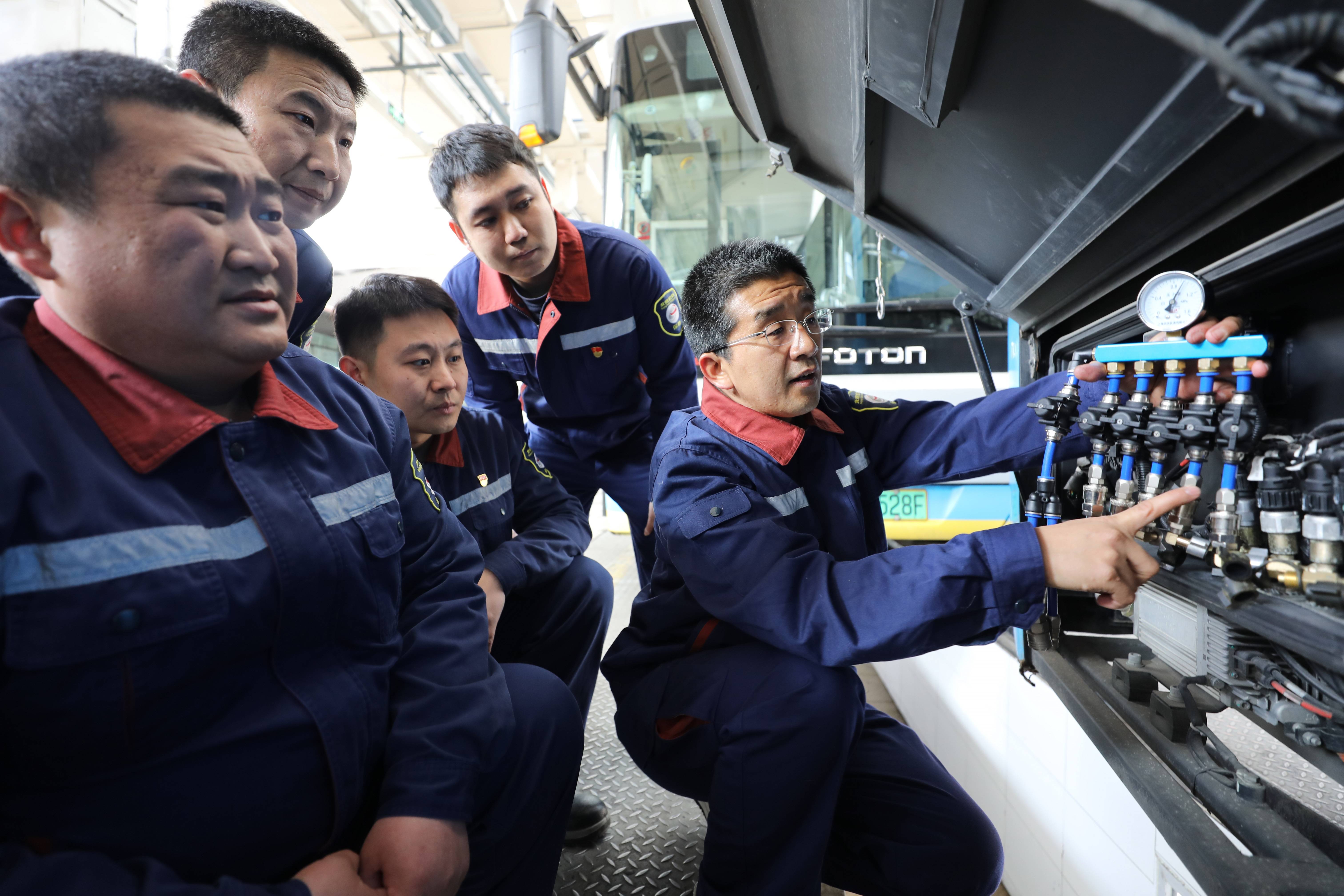 北京公交保修青年创客研发应急救援新装置,合力解决气路故障难题_搜狐