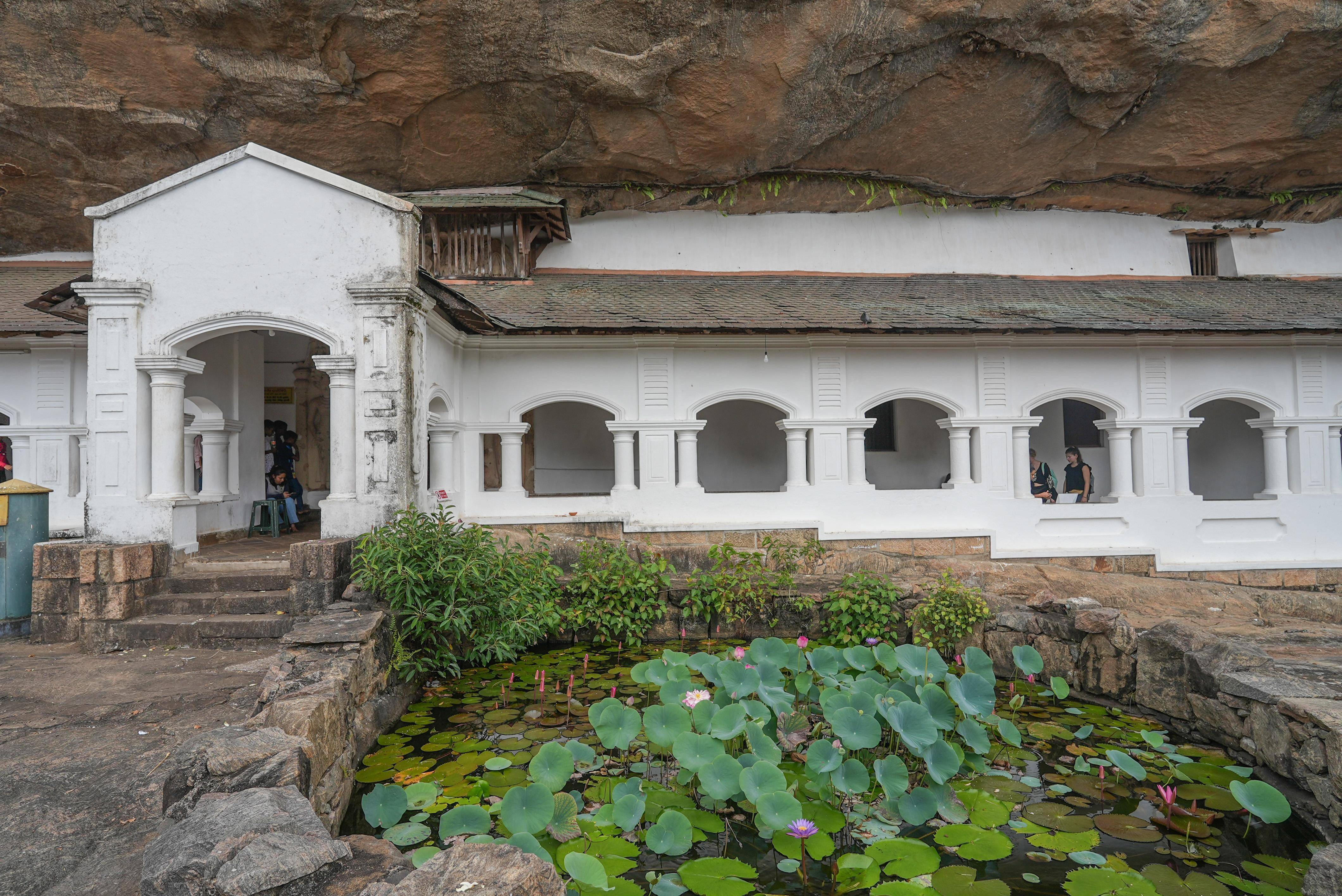 探索极乐世界丹布勒石窟寺斯里兰卡的佛教文化遗产