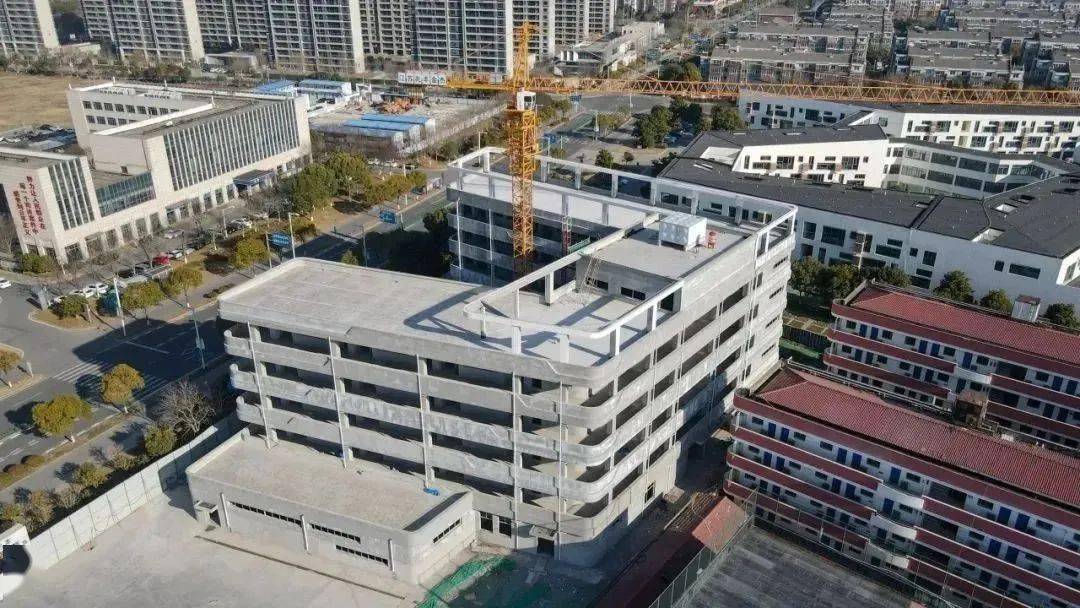 在沙洲新城合兴路,投入4000余万元建设的沙洲初级中学一期项目正在紧