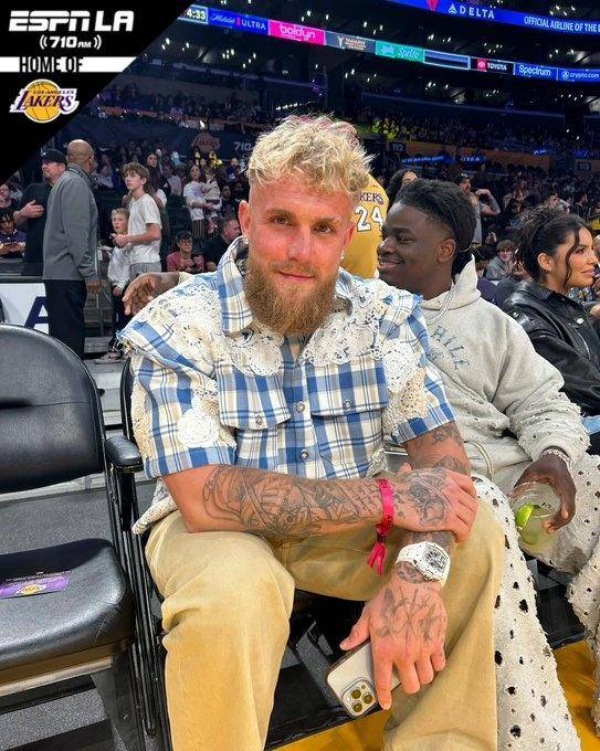 网红拳击手杰克保罗昨日观战湖人与拉塞尔合影并获赠球衣