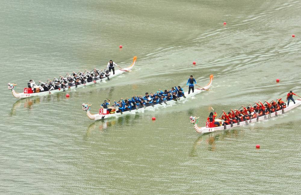 福建福州晋安湖上赛龙舟