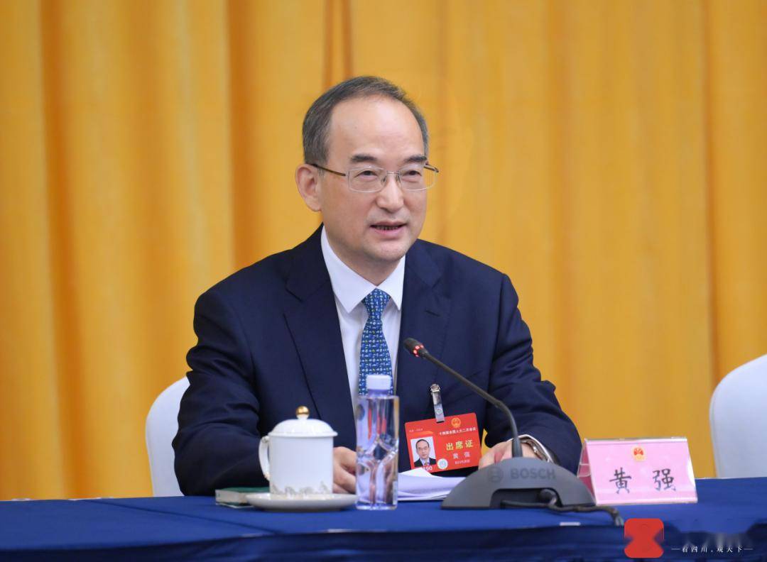 省委副书记,省长,代表团副团长黄强回答新华社记者提问.