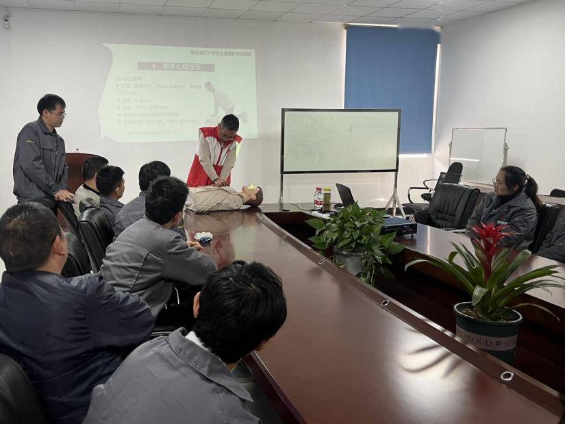 3月7日,牟山镇红十字会组织志愿者走进宁波庆昌镒万汽车配件有限公司