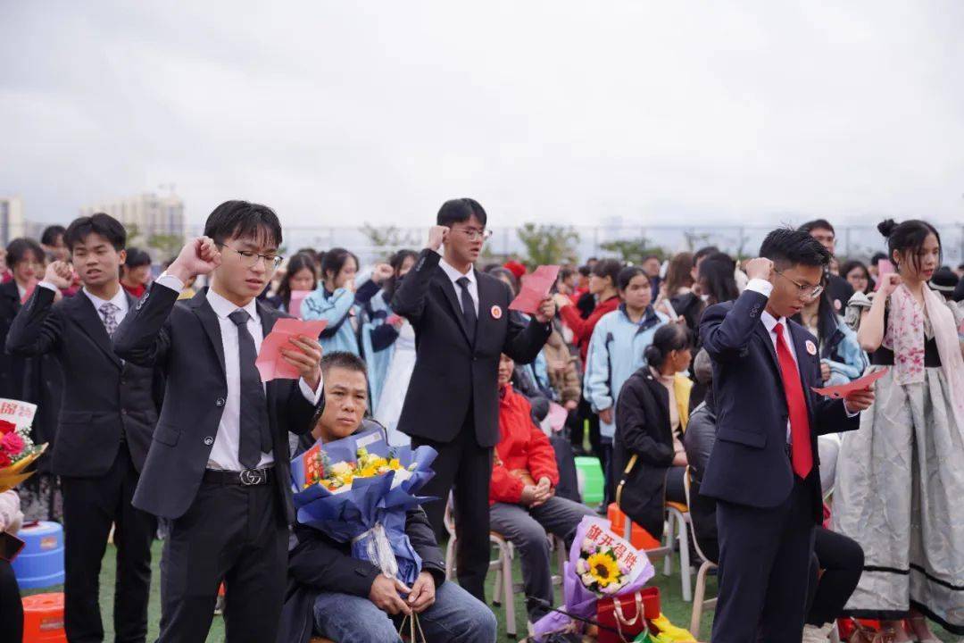 上思中学举行2024年高三成人礼暨高考冲刺誓师大会