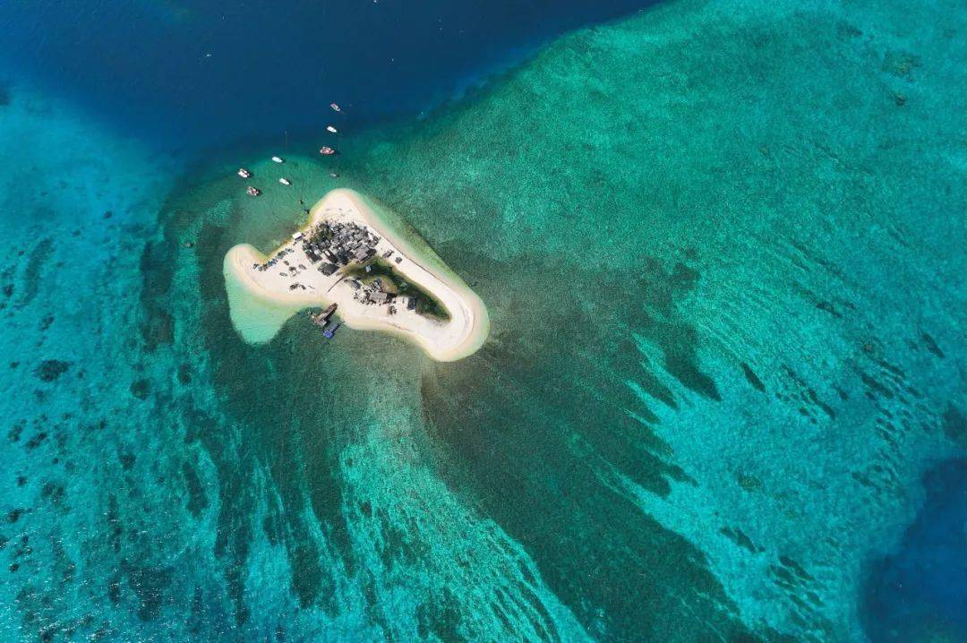 譬如从永兴岛,三沙市政府之所在,至最南端的曾母暗沙,其距离竟达1300