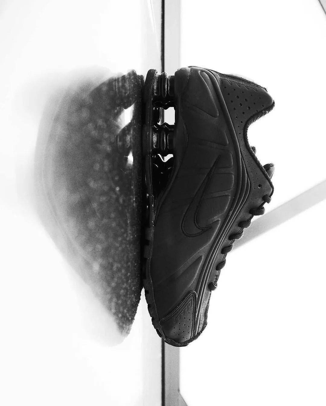 摄影展中的球鞋nikeshoxr4归来55garden分享