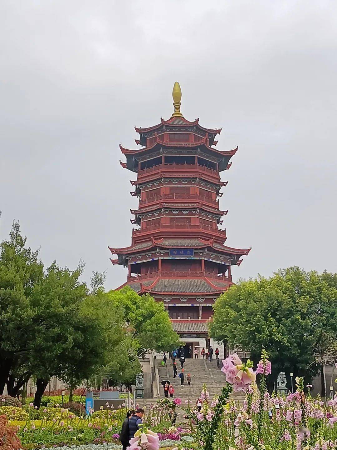 包括老院子民俗风情园,企鹅童梦乐园,嗨翻天无动力亲子小镇,天空之城