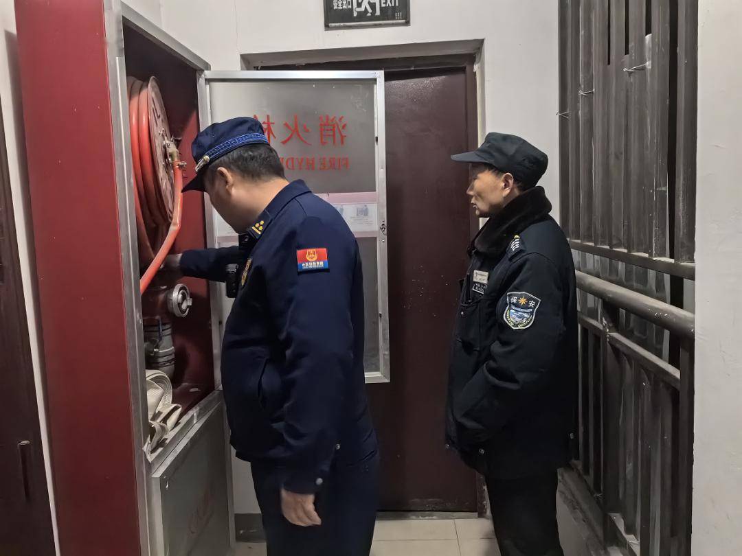 万霖俊都检查组对该小区存在的消防安全隐患已下达责令限期改正.